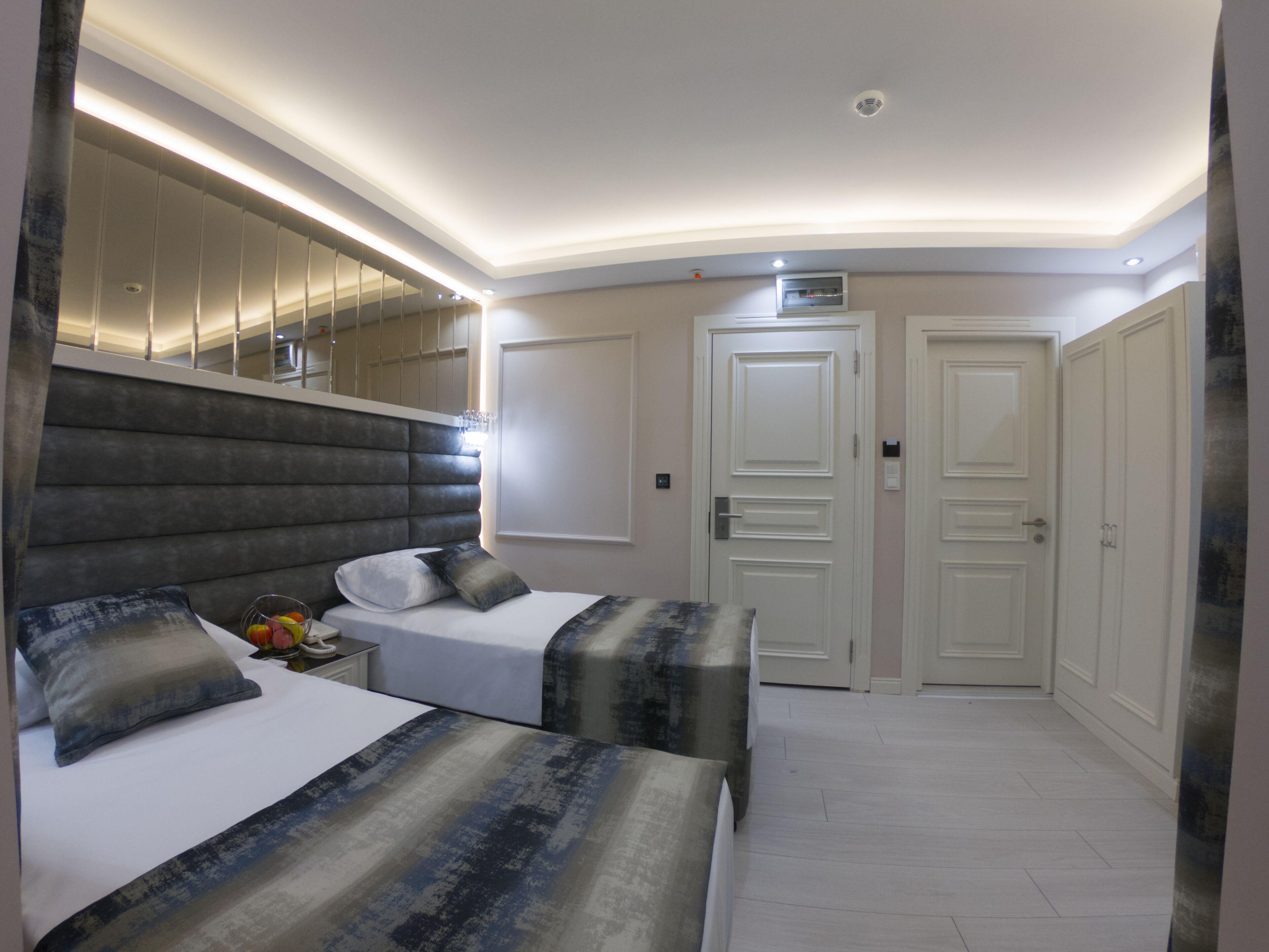 Crowned Hotel — Photos 1